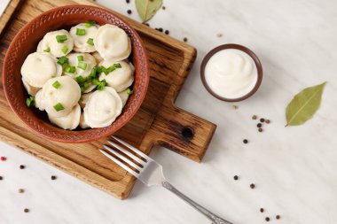 Hafif arka planda lezzetli hamur tatlısı olan kase