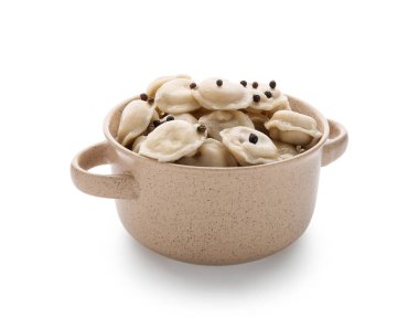 Beyaz arka planda lezzetli hamur tatlısı olan kase