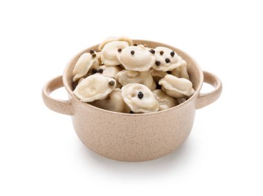 Beyaz arka planda lezzetli hamur tatlısı olan kase