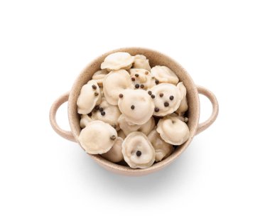 Beyaz arka planda lezzetli hamur tatlısı olan kase