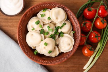 Tahta arka planda lezzetli hamur tatlısı olan bir kase.