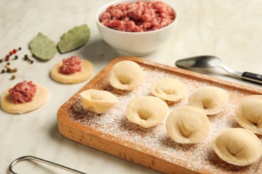 Hafif arkaplanda çiğ hamur köftesi ve malzemeler