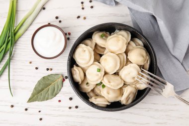 Hafif ahşap arka planda lezzetli hamur tatlısı ile kase