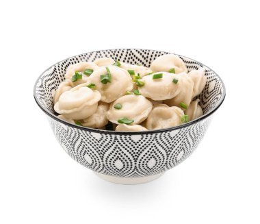 Beyaz arka planda lezzetli hamur tatlısı olan kase