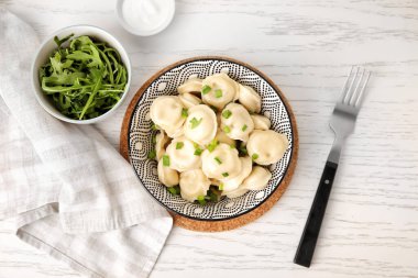 Hafif ahşap arka planda lezzetli hamur tatlısı ile kase