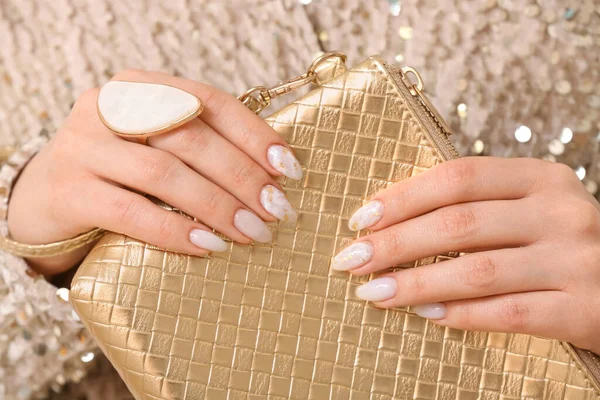 Młoda Kobieta Pięknym Manicure Torbą Zbliżenie — Zdjęcie stockowe