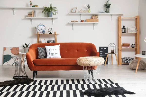 Oturma odasının içinde rahat bir kanepe.