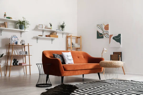 Oturma odasının içinde rahat bir kanepe.