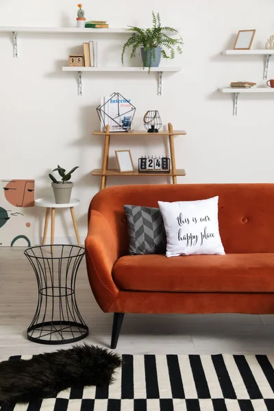 Oturma odasının içinde rahat bir kanepe.