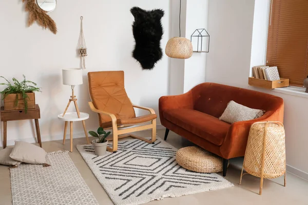 Oturma odasının içinde rahat bir kanepe.