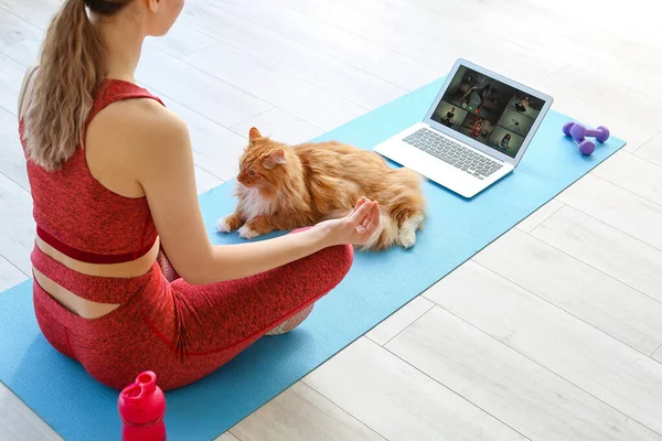 Jovem Esportiva Com Gato Praticando Ioga Casa Durante Bloqueio — Fotografia de Stock