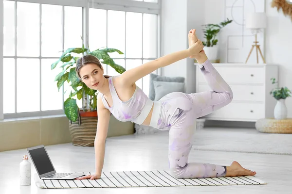 Sporty Young Woman Laptop Practicing Yoga Home Lockdown — Stock Photo, Image