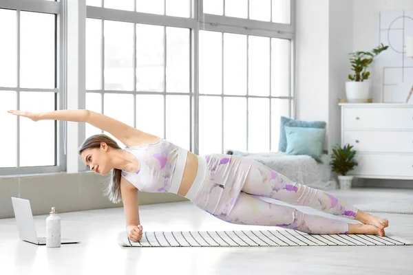 Sporty Young Woman Laptop Practicing Yoga Home Lockdown — Stock Photo, Image