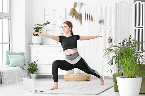 Sporty Young Woman Laptop Practicing Yoga Home Lockdown — Stock Photo, Image