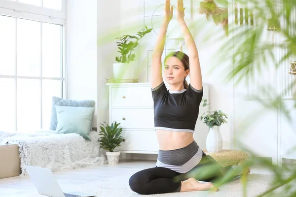 Sportieve Jonge Vrouw Met Laptop Beoefenen Van Yoga Thuis Tijdens — Stockfoto