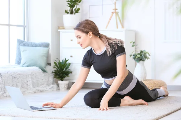 Sportieve Jonge Vrouw Met Laptop Beoefenen Van Yoga Thuis Tijdens — Stockfoto