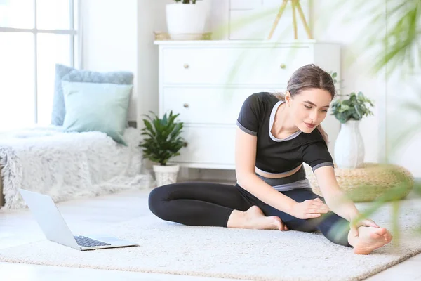 Sportieve Jonge Vrouw Met Laptop Beoefenen Van Yoga Thuis Tijdens — Stockfoto