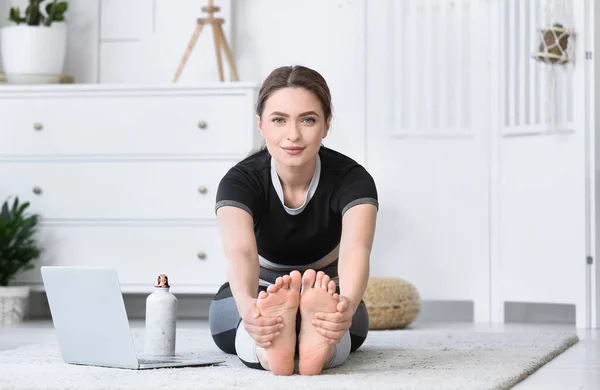 Sportieve Jonge Vrouw Met Laptop Beoefenen Van Yoga Thuis Tijdens — Stockfoto