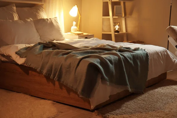 Groot Comfortabel Bed Kamer Nachts — Stockfoto