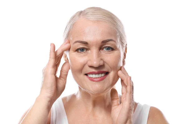 Mulher Madura Dando Massagem Facial Fundo Branco — Fotografia de Stock