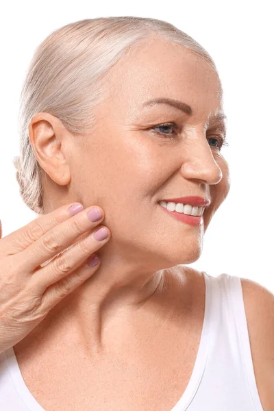 Mulher Madura Dando Massagem Facial Fundo Branco — Fotografia de Stock
