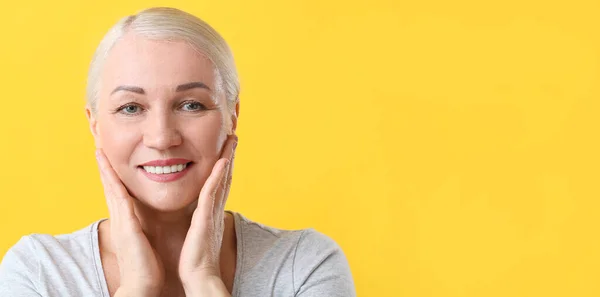 Mujer Madura Dándose Masaje Facial Sobre Fondo Color — Foto de Stock