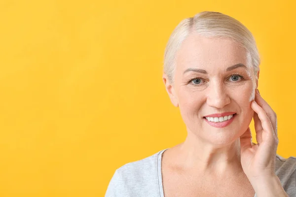 Retrato Una Hermosa Mujer Madura Con Piel Sana Sobre Fondo — Foto de Stock