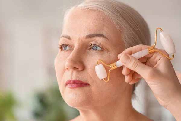 Mujer Madura Recibiendo Masaje Facial Salón Belleza — Foto de Stock