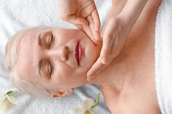 Mulher Madura Recebendo Massagem Facial Salão Beleza — Fotografia de Stock