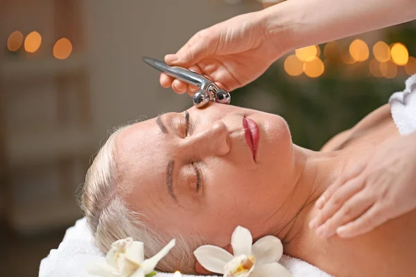 Donna Matura Che Riceve Massaggio Facciale Nel Salone Bellezza — Foto Stock