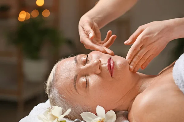 Mulher Madura Recebendo Massagem Facial Salão Beleza — Fotografia de Stock