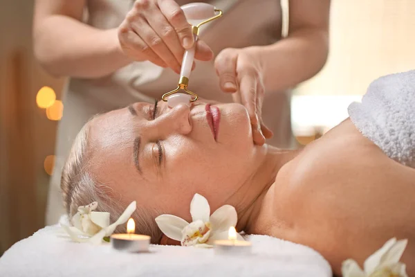 Volwassen Vrouw Ontvangst Gezicht Massage Schoonheid Salon — Stockfoto