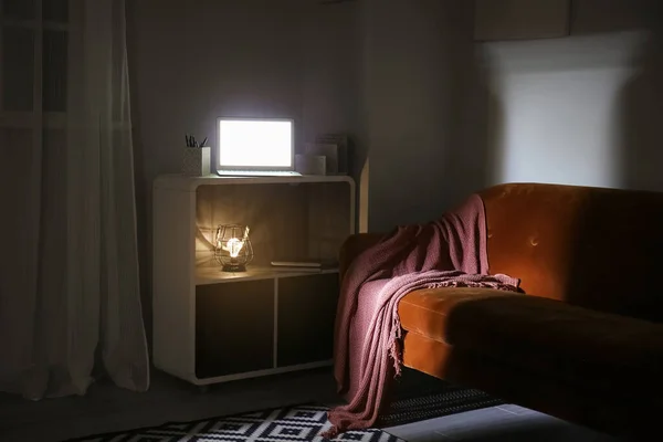 Stilvolle Einrichtung Des Wohnzimmers Mit Sofa Und Leuchtendem Laptop Der — Stockfoto