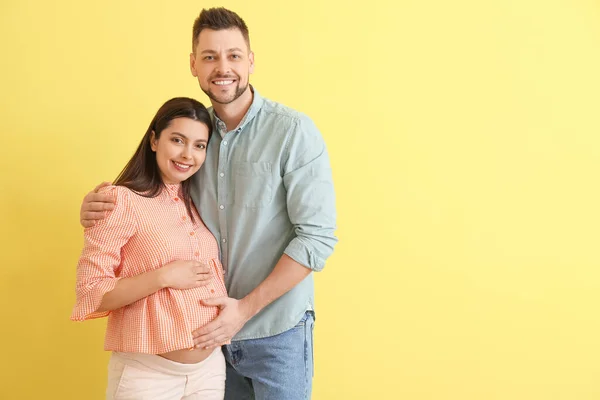 Beautiful Pregnant Couple Color Background — Stock Photo, Image