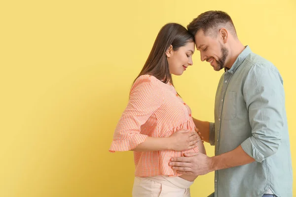 Schöne Schwangere Paar Auf Farbigem Hintergrund — Stockfoto