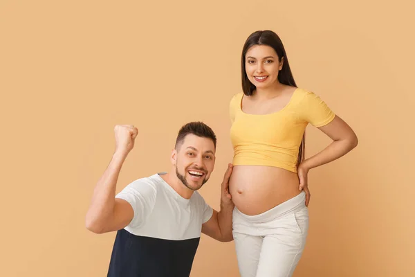 Schöne Schwangere Paar Auf Farbigem Hintergrund — Stockfoto