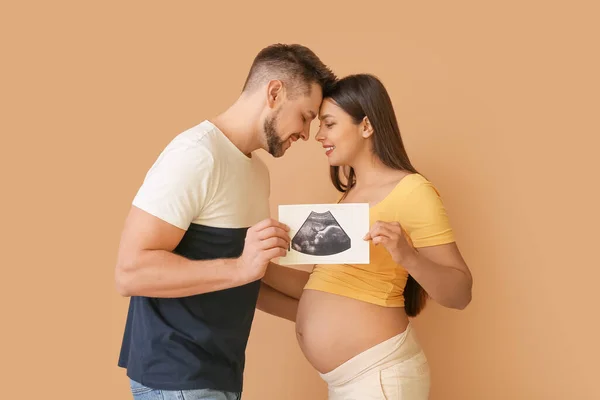 Casal Grávida Bonita Com Imagem Ultrassonografia Sobre Fundo Cor — Fotografia de Stock