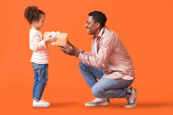 Cute African American Girl Greeting Her Dad Father Day Color — Stock Photo, Image