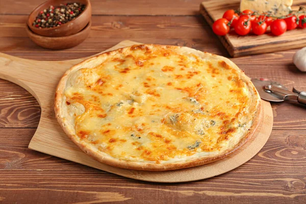 Placa Com Pizza Queijo Saborosa Fundo Madeira — Fotografia de Stock