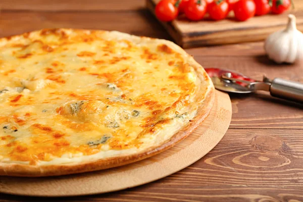 Placa Com Pizza Queijo Saborosa Fundo Madeira — Fotografia de Stock