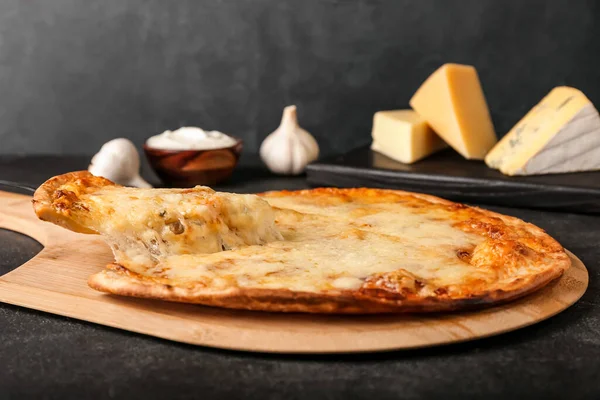 Возьмите Кусочек Вкусной Пиццы Доски Темном Фоне — стоковое фото