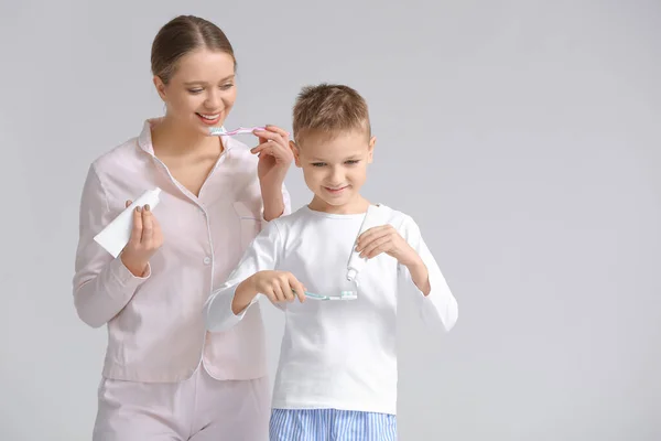 Madre Hijo Pequeño Cepillándose Los Dientes Sobre Fondo Gris — Foto de Stock