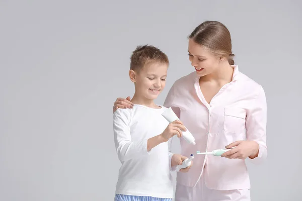 Moeder Zoontje Tandenpoetsen Grijze Achtergrond — Stockfoto