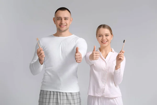 Casal Jovem Com Escovas Dentes Mostrando Polegar Para Cima Fundo — Fotografia de Stock