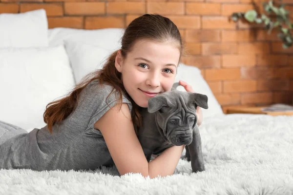 Menina Bonito Com Cachorro Casa — Fotografia de Stock