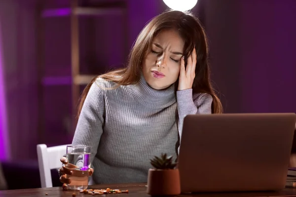 Mujer Joven Tomando Pastillas Por Noche Concepto Adicción — Foto de Stock