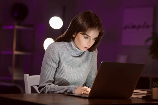 Mujer Joven Usando Portátil Tarde Noche Concepto Adicción —  Fotos de Stock