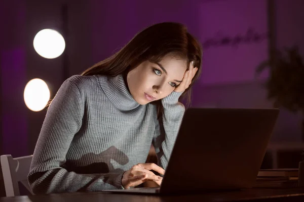 Mujer Joven Usando Portátil Tarde Noche Concepto Adicción — Foto de Stock