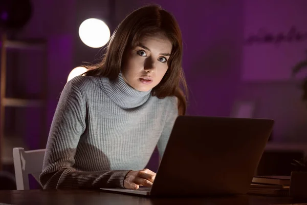 Mladá Žena Používá Notebook Pozdě Noci Koncept Závislosti — Stock fotografie