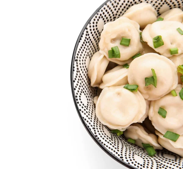 Beyaz arka planda lezzetli hamur tatlısı olan kase